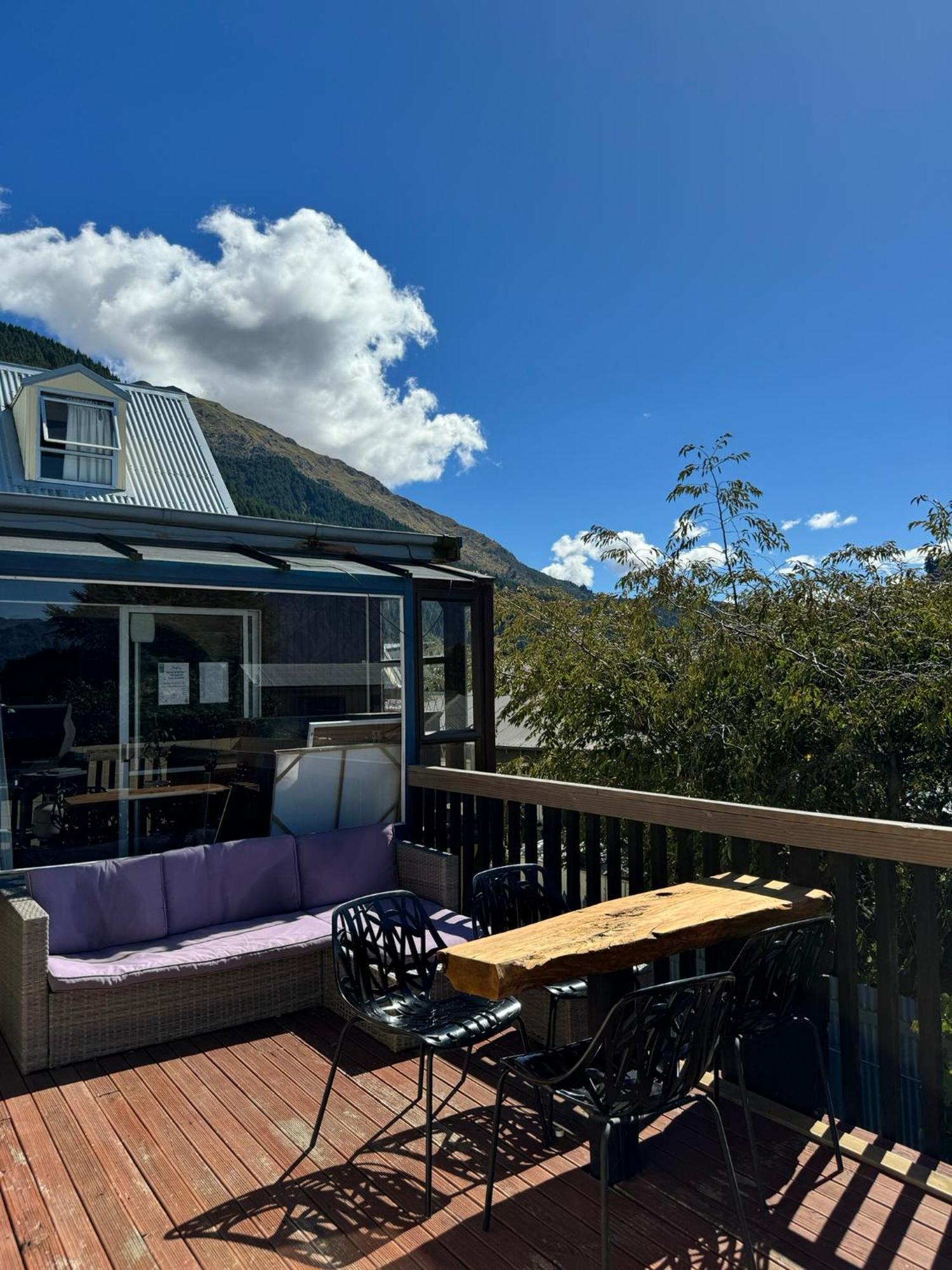 Southern Laughter Backpackers Hostel *