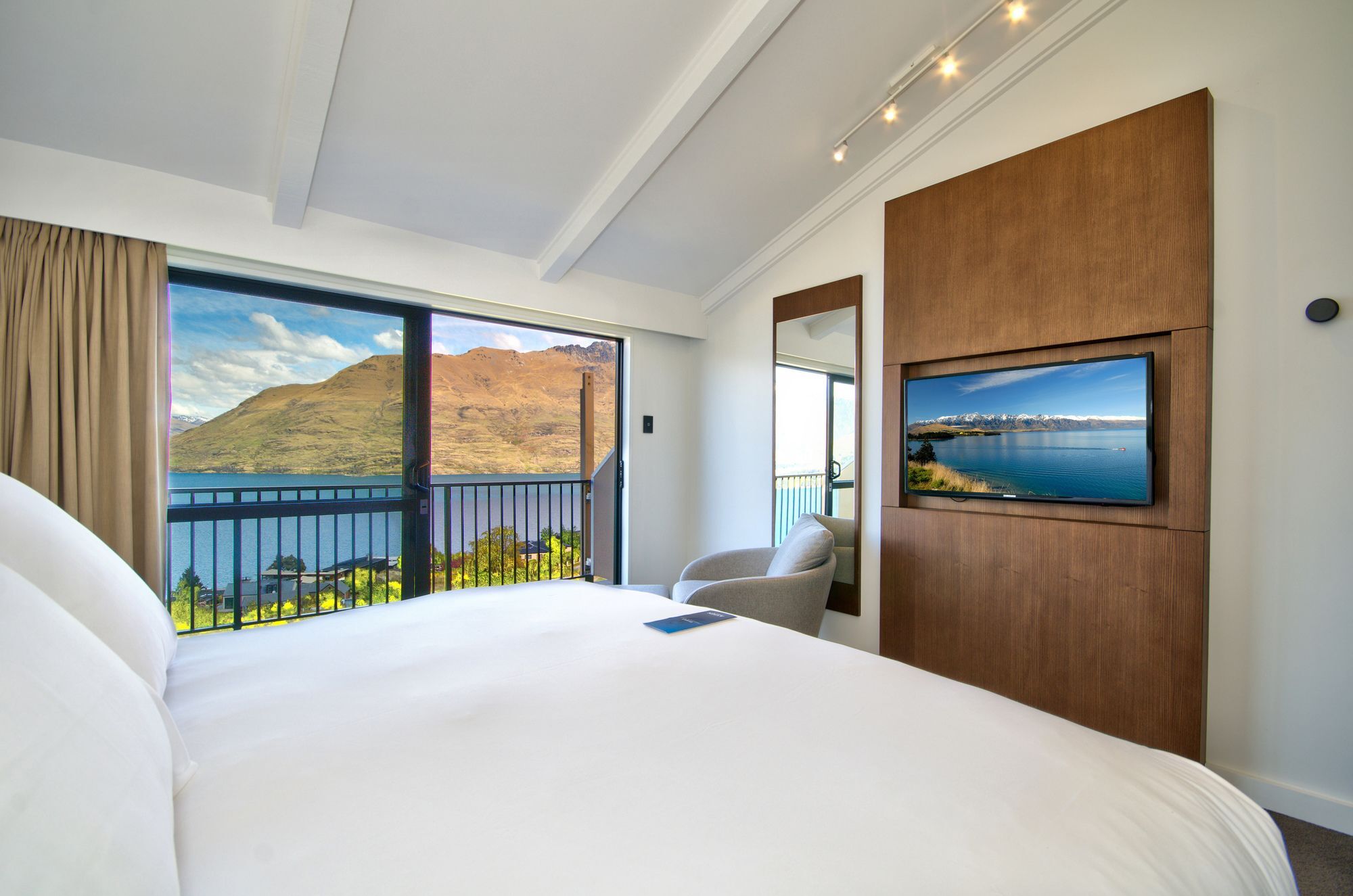Hotel Kamana Lakehouse 4*