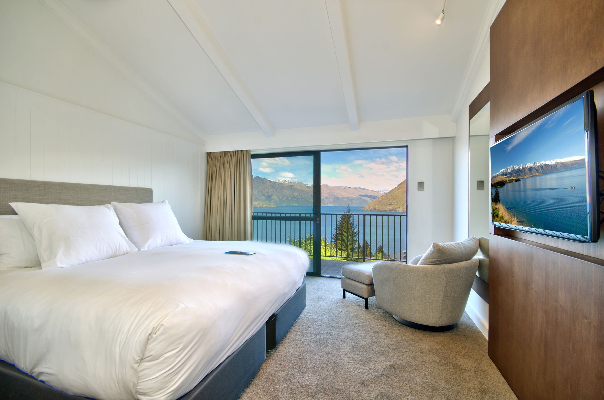 Kamana Lakehouse Hotel