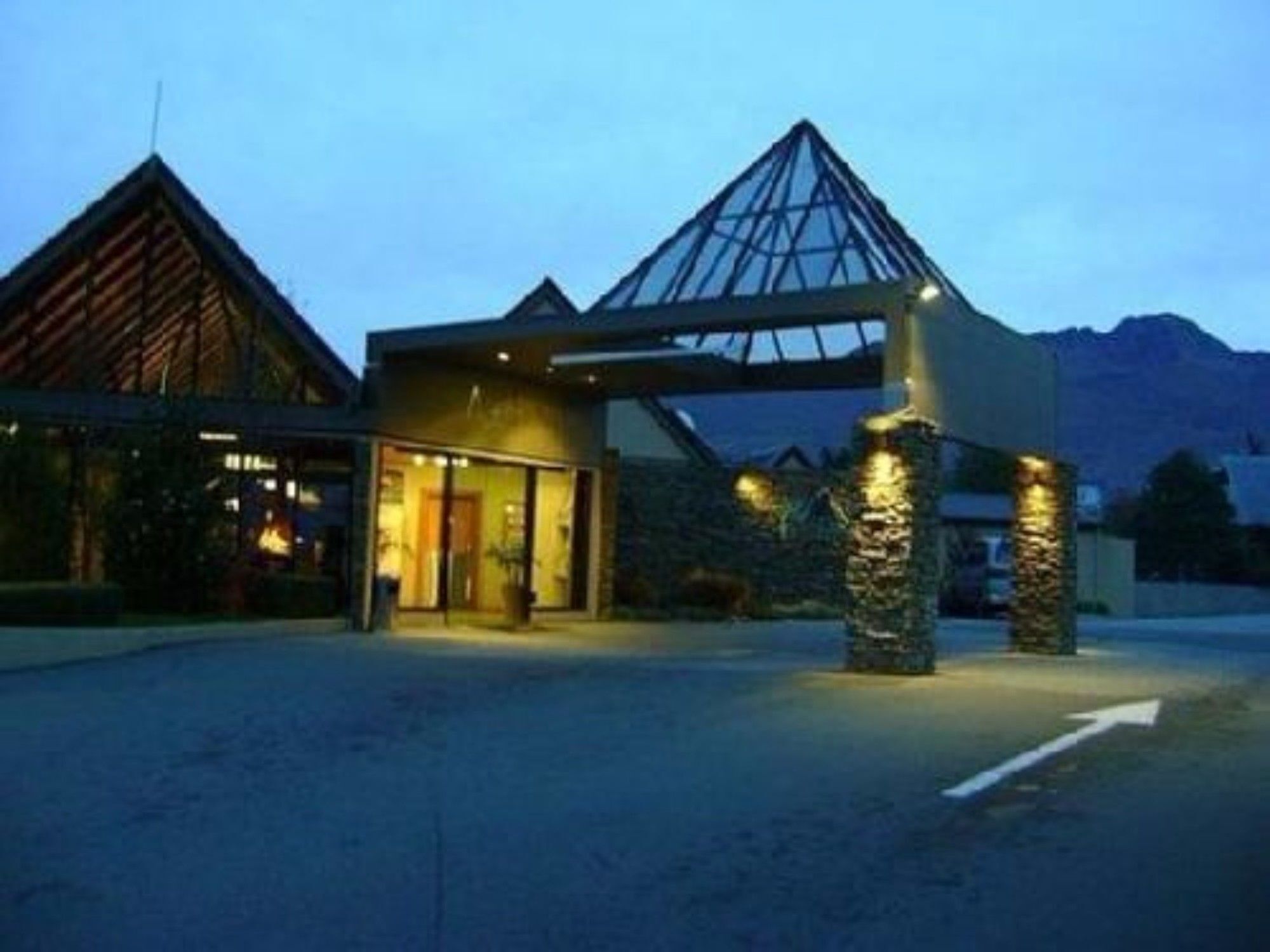 Kamana Lakehouse Hotel