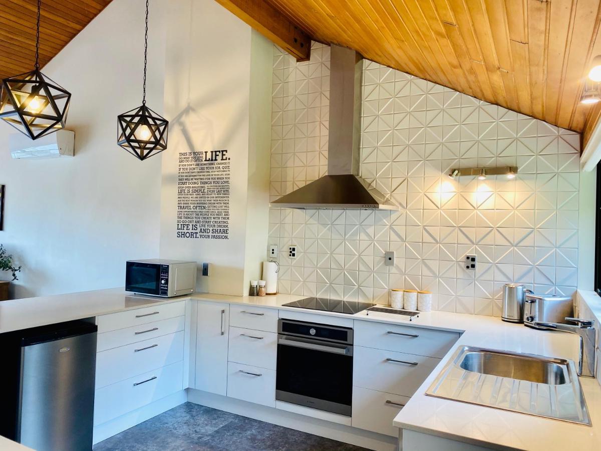 Alpine Haven, Panoramic Lake Views Holiday home *